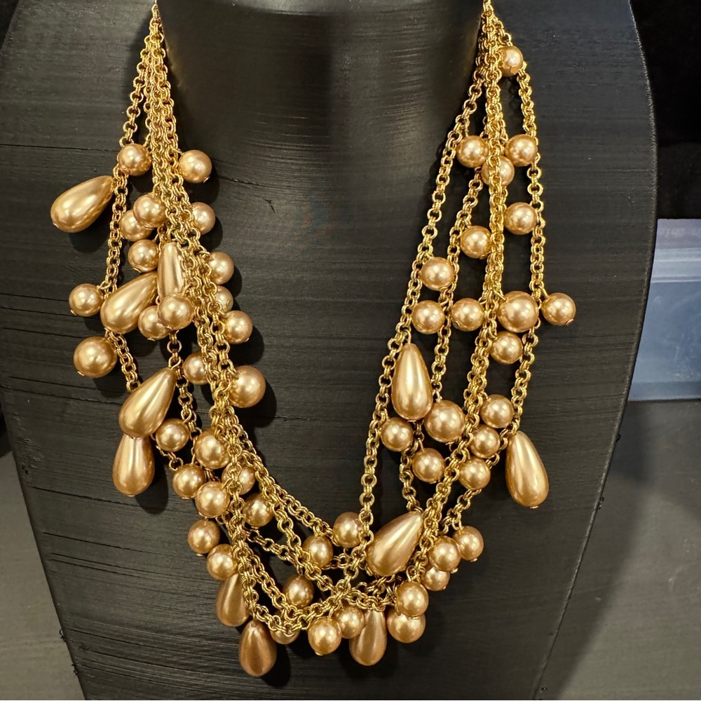 EUC Lovely Necklace - Costume Jewelry
